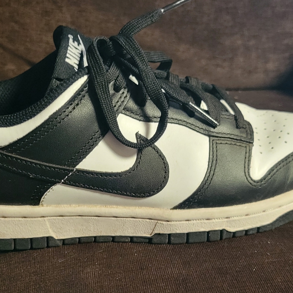 Nike Women's  Black and White Sneakers